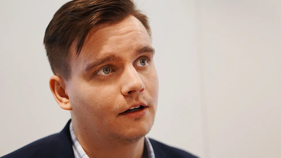 Socialdemokraternas ordförande i Västervik Marcus Fridlund säger sig ha blivit informerad om att Kronståhl bodde i Vimmerby, "relativt nyligen", när Kronståhl blivit kontaktad av radions reporter. 