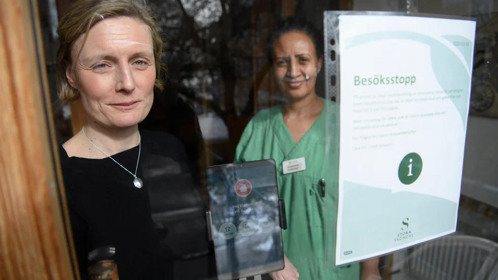 Verksamhetschef Lotta Backelin och Yordanos Teklezghi på äldreboendet Kyrkbyn i Stora Sköndal visar en ny lösning för kommunikation med anhöriga.