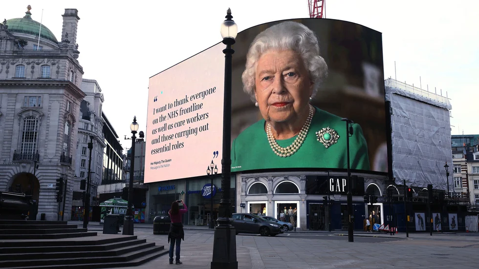 En bild på den brittiska drottningen Elizabeth efter att hon i söndags den 5 april höll ett tv-tal om coronakrisen till nationen. På lördagen höll drottningen återigen ett tal men denna var det en ljudinspelning om påsken i coronatider.