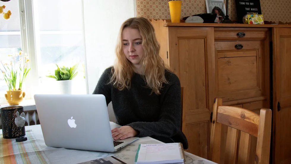 Alma Vesterlund är en av tusentals gymnasieelever som nästan över en natt fick börja plugga hemifrån. "I början var det kaos men nu har man mer koll. Men det kräver självdisciplin", konstaterar hon.
