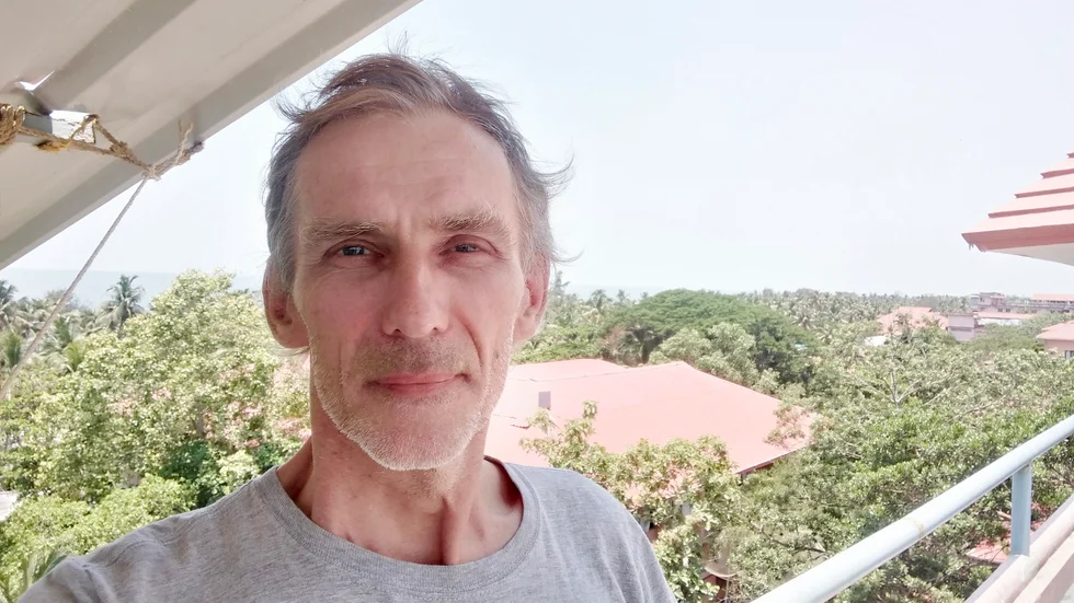 Krister Segergren försöker att inte oroa sig och ägnar sig istället år yoga, meditation och läsning i Indien.