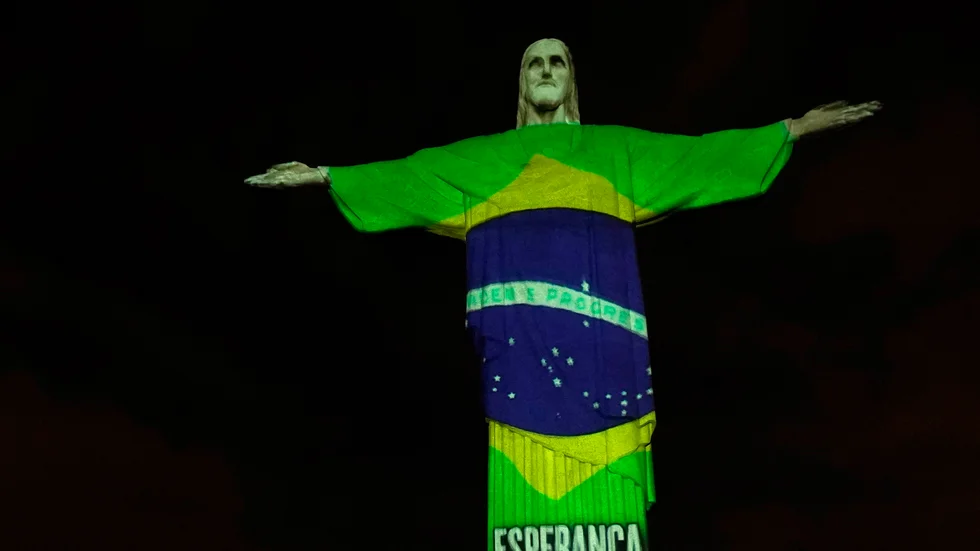 Den berömda Kristusstatyn i storstaden Rio de Janeiro i Brasilien lyses upp med olika motiv under coronakrisen i landet.