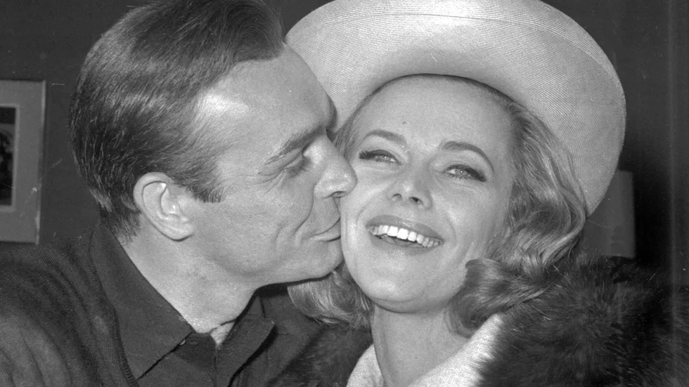 Honor Blackman får en puss av Sean Connery, som spelade mot henne i "Goldfinger". Arkivbild.