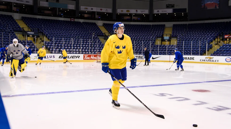 Filip Hållander blev utrullad på bår i nattens AHL-match