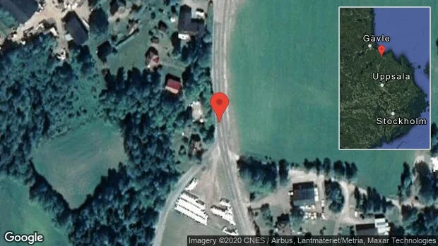 En personbil i singelolycka på väg 770
