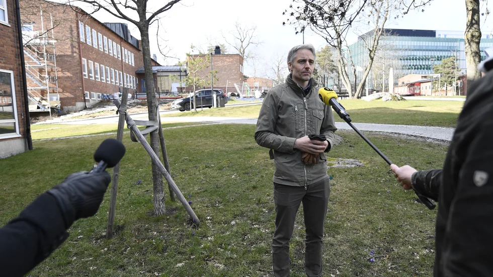 Biträdande statsepidemiolog Anders Wallensten vid Folkhälsomyndigheten intervjuas efter en tidigare pressträff.