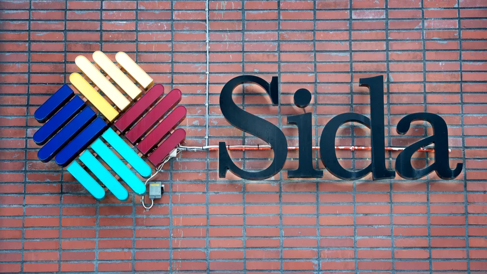 Det svenska biståndet till den globala kampen mot covid-19 kanaliseras via den statliga myndigheten Sida.