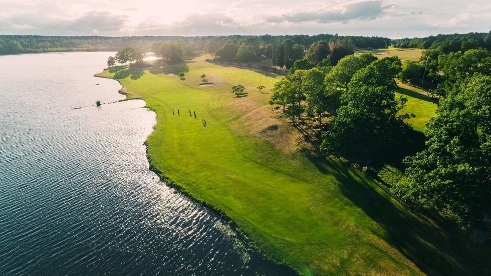 Hål 11 vid Åtvidabergs GK, även kallat "Långa sjö". Ett par 5-hål som rankas som ett av Sveriges 25 vackraste.