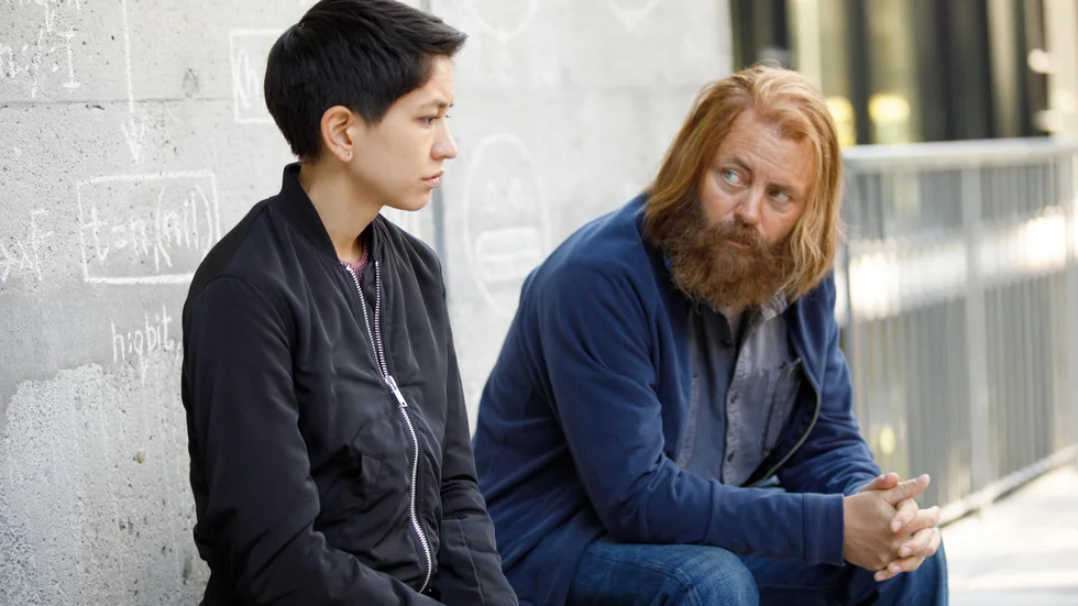 Lily Chan (Sonoya Mizuno) och Forest (Nick Offerman) utanför huvudkontoret till techföretaget kring vilket handlingen i "Devs" kretsar".