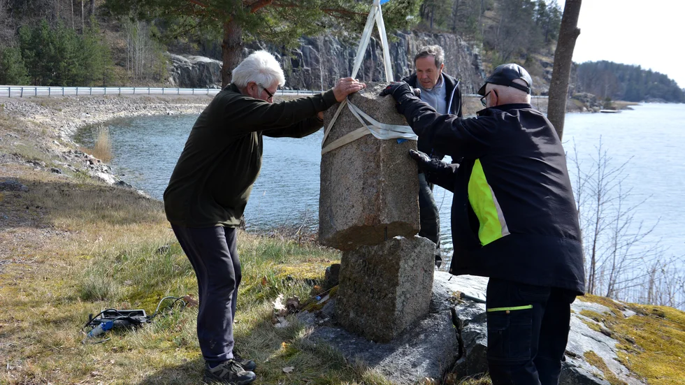 Bengt Aronsson, Sten Carlsson och Lars Grahn baxar dit minnesstenen som nu är komplett för första gången på flera decennier.