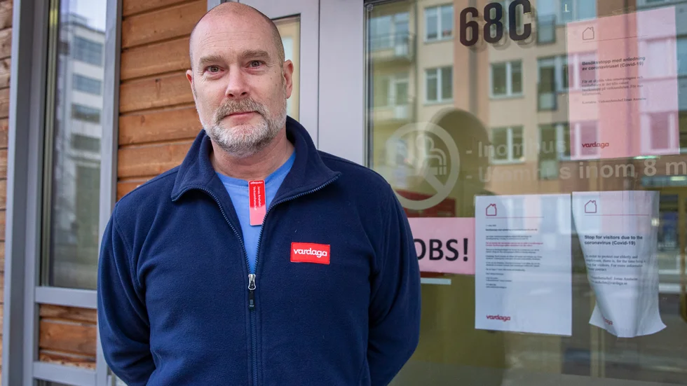 "Jag kollar larmloggen mycket oftare än tidigare", säger Jonas Anshelm som är chef vid äldreboendet Villa Hovstallet i Kungsängen i Uppsala.