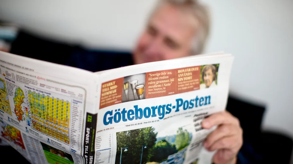 Svenskarna är tidningsläsande folk. Men det finns klass- och könsmässiga skillnader som oroar.