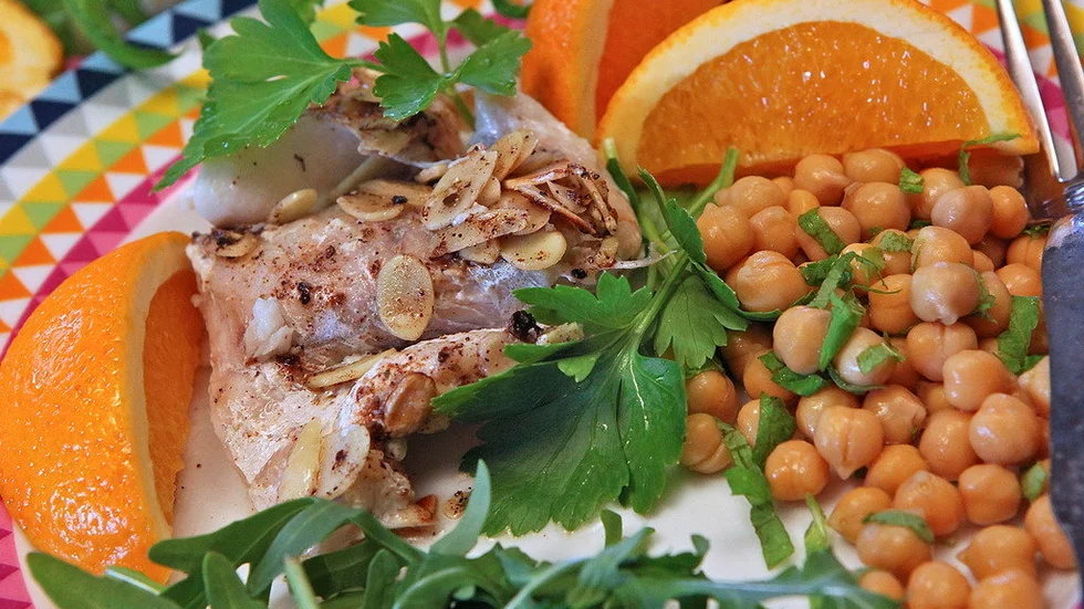 Prova något nytt, som fisk med apelsin, till exempel.