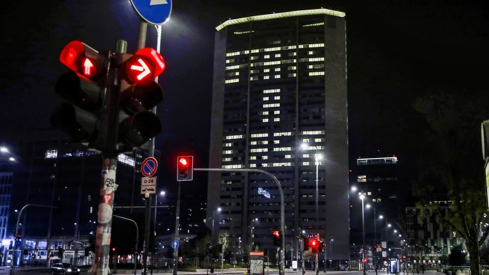 Uppmaningen "stanna hemma" lyser från regionen Lombardiets myndighetsbyggnad i Milano.