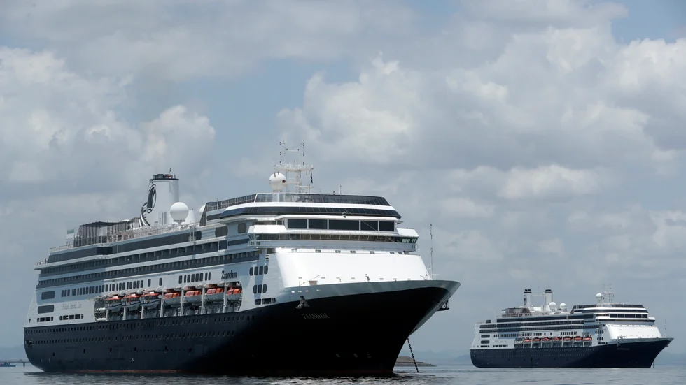 Kryssningsfartyget Zaandam, till vänster.
