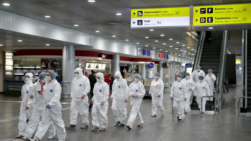 Rysk sjukvårdsarbetare på väg att påbörja sitt arbete med att kontrollera resenärer som anlänt från utlandet vid Sjeremetevos internationella flygplats utanför Moskva i förra veckan. Från och med fredag ställs internationell flygtrafik in i Ryssland.