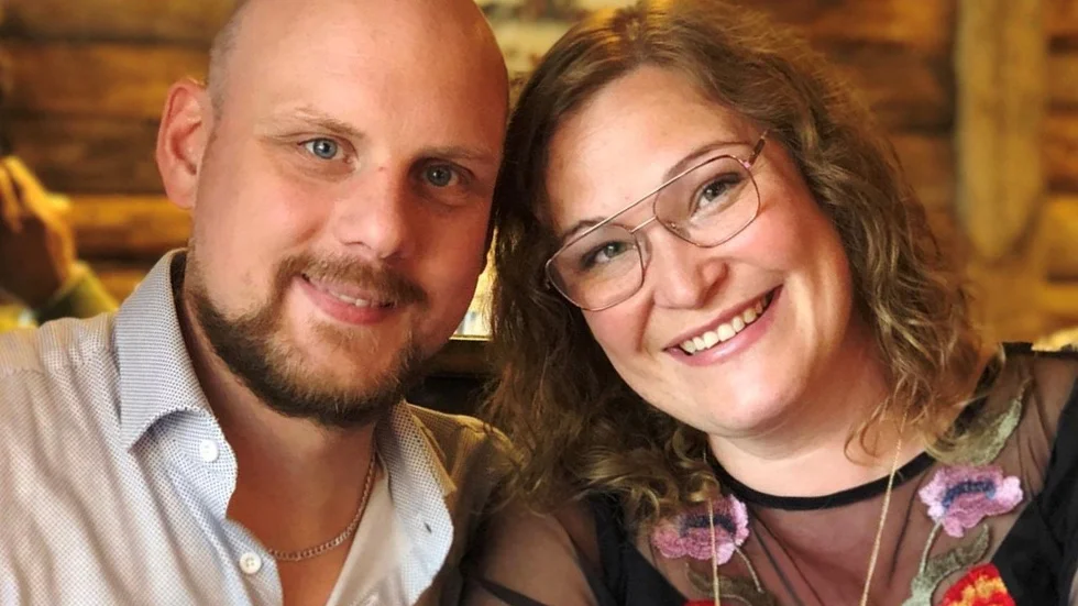 Niklas och Frida Ahlezon driver flera företag, bland annat lackeringsföretaget Ahlezon produktion som nu tvingats varsla hela sin personal.