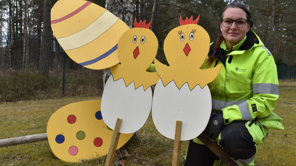 Jeanette Dellevik på kommunens driftenhet har påskpyntet klart för att placeras ut i Vimmerbys rondeller. Hon står också stand by att börja jobba i annan verksamhet genom kommunens  beredskapsplan.