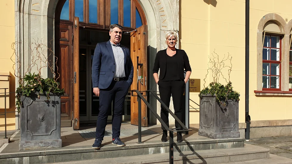 På avstånd men ändå nära. När krisen är ett faktum så lägger partierna partipolitiken åt sidan och samarbetar för Linköpingsbornas bästa, säger Niklas Borg (M) ordförande i kommunstyrelsen och Kristina Edlund (S) andre vice ordförande i kommunstyrelsen.