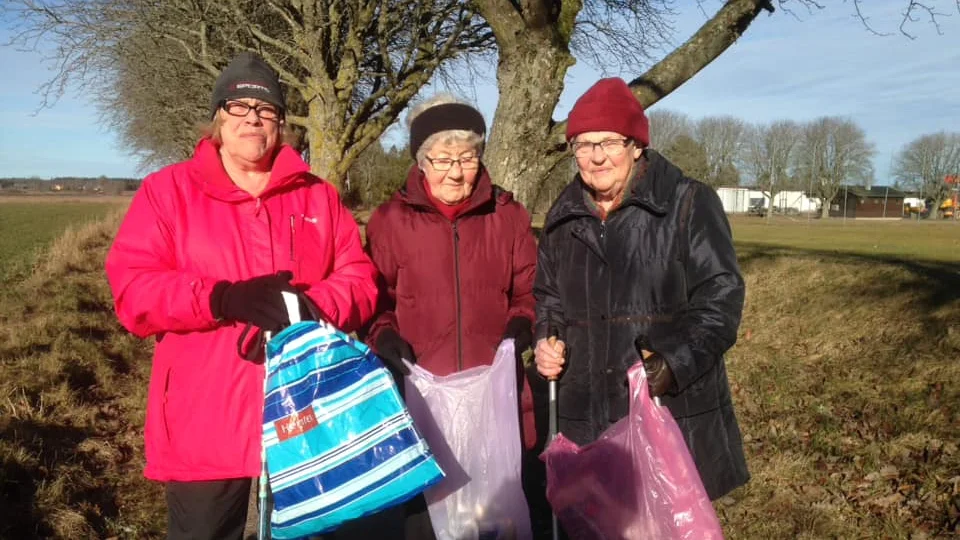 Christina Törngren, Inger Svensson och Anna-Lisa Carlsson, i full gång med att plocka skräp under morgonpromenaden.