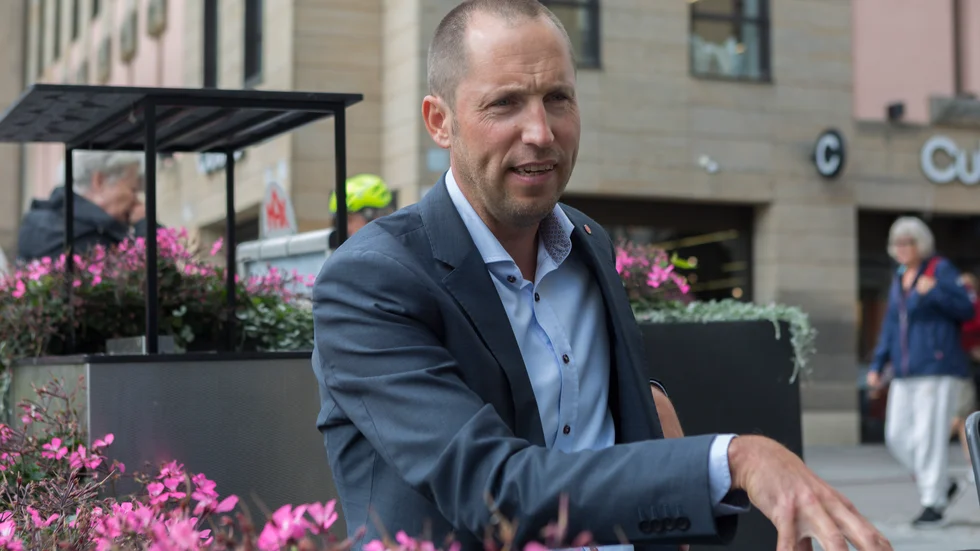 Erik Pelling (S) vill ta nästa steg mot spårväg trots att flera partier är emot.
