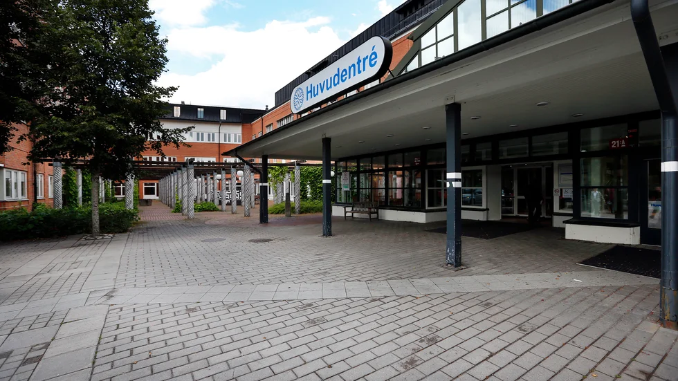 Tre personer vårdades under måndagen på på Vrinnevisjukhuset efter att ha smittats av coronaviruset.