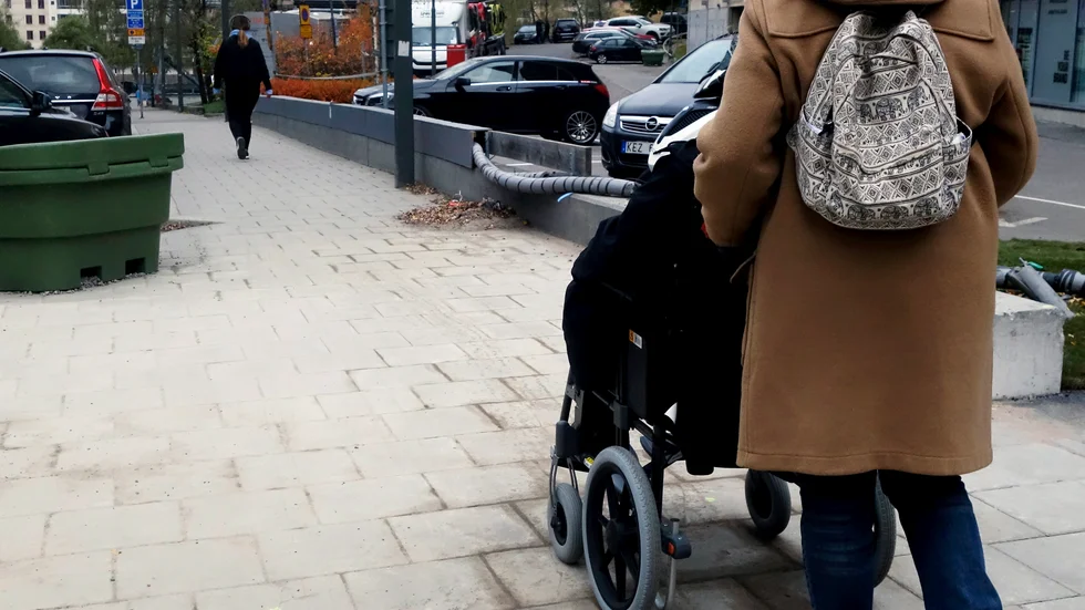 De brukare som idag har personlig assistans genom Uppsala kommun kan inte räkna med att fortsättningsvis kunna behålla sina assistenter, skriver Örjan Florén. (Bilden är tagen på en annan ort).