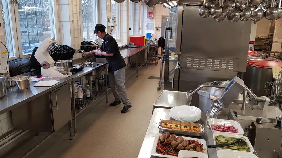 Åtstramningen kring specialkost gäller inom skolan men inte i äldreomsorgen. Det fick Vänsterpartiet igenom inför antagandet om nya kostriktlinjer. 