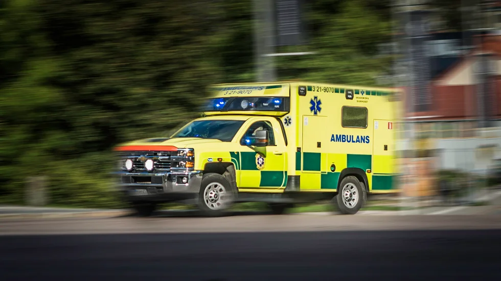 Ambulanspersonalen tog sig inte in till mannen med andnöd som senare avled.