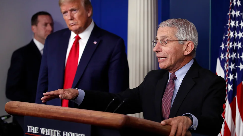 Anthony Fauci, chef för Nationella institutet för allergier och infektionssjukdomar (Niaid) i USA, vid en presskonferens i Vita huset. President Donald Trump lyssnar i bakgrunden. Arkivbild.