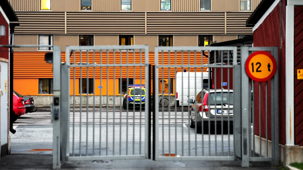 Mannen åtalas även för att i början av september 2019 ha ristat in "FTP" på väggen i en cell på arresten i Luleå.