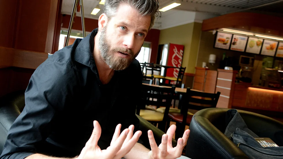 "Vi har två bägare som vi fyller så väl vi kan och de slka väga jämt" beskriver Peter Nyström hur författarparets arbete med innehållet och tempot samt karaktärernas psykologi.
