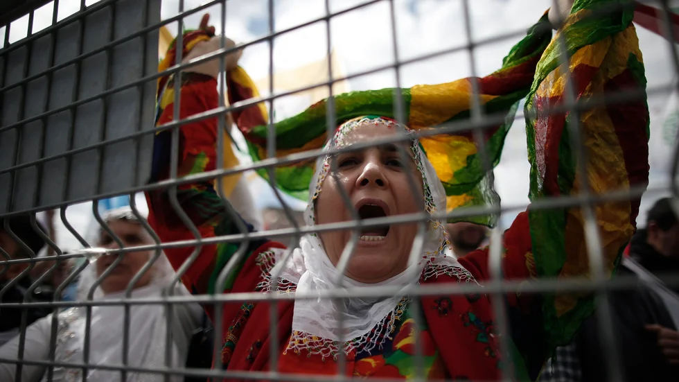 En kvinna under en demonstration till stöd för det prokurdiska partiet HDP inför lokalvalen i mars 2019. Arkivbild.