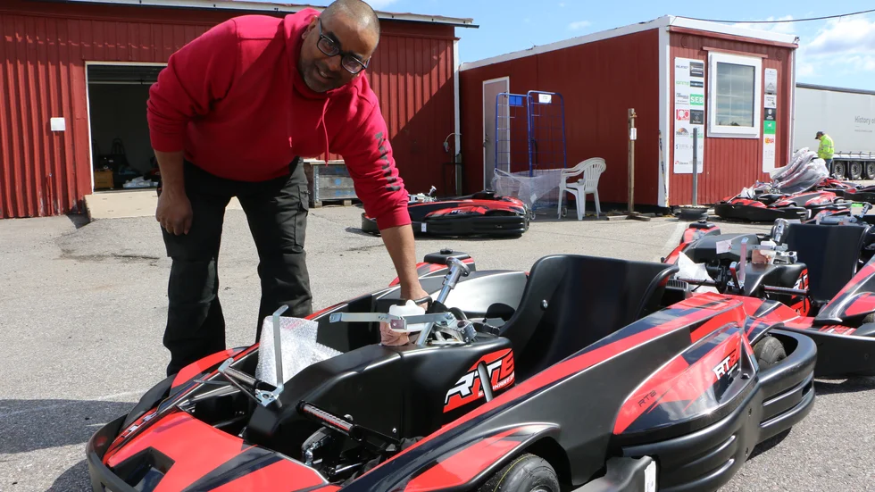 Fredrik Melander har beställt 49 nya gokartar som nu är fördelade på banorna i Skellefteå, Luleå och Piteå. Inför säsongen har man infört rutiner för att förhindra smittspridning och Fredrik hoppas på en bra säsong trots coronapandemin.