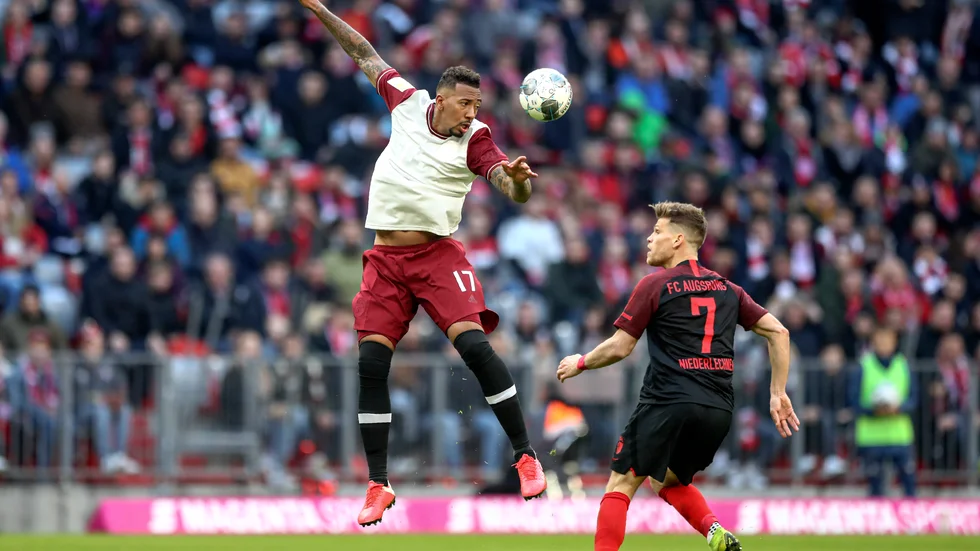 Bayern Münchens Jerome Boateng i en duell med Augsburgs Florian Niederlechner. Arkivbild.