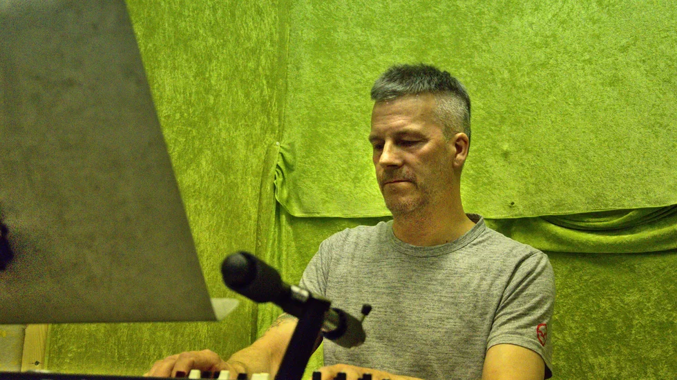 Anders Larsson, med sina syntkunskaper, blev den tredje deltagaren att ansluta sig till musikprojektet. 