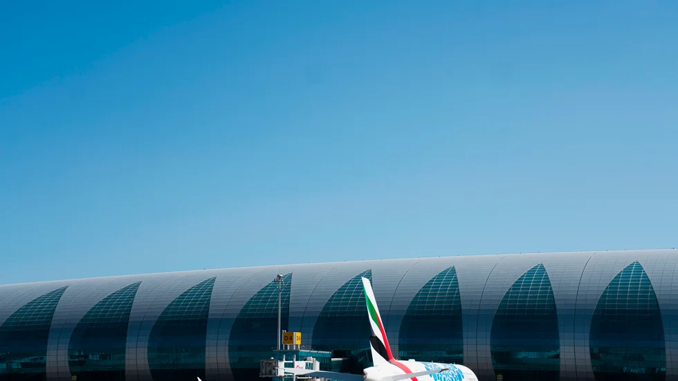 En av flygbolaget Emirates Airlines plan på flygplatsen i Dubai. Nu ska flottan av Airbus A380 snabbavvecklas som en följd av viruskrisen. Arkivbild.