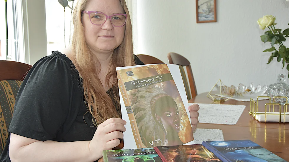 Cecilia Larsson Kostenius släpper ny ytterligare en del i sin bokserie De fem elementen. Nu i år är det dags för den fjärde delen, I stormens rike, där människorna trängs undan från världen. 