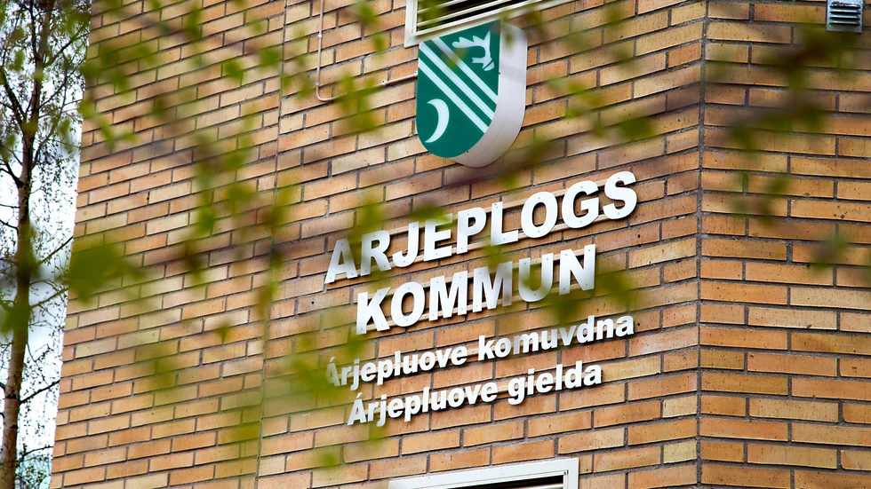 Arjeplogs kommun har vänt sig till statsheraldikern för att reda ut om de kan stoppa användandet av kommunvapnet i kommersiella sammanhang. Det efter att delar använts i ett konstmontage. (Arkivbild)