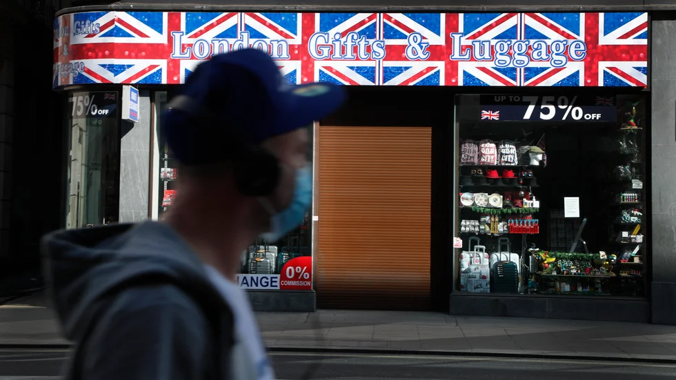 Storbritannien förväntas förlänga karantänsåtgärderna. På bilden en folktom gata i London.