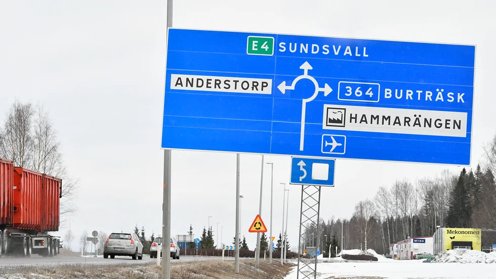 Två gånger körde polismannen tonårsflickan i riktning mot Bureå, en resa som totalt tog en timme enligt hennes uppfattning.