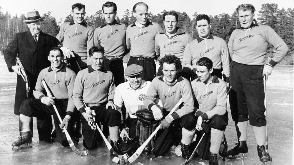 Gunnebo IF slutet av 1940-talet. Övre raden från vänster: Olle Östberg, lagledare, Ove Thörnlöf, Rune Edmark, Karl-Erik Larsson, Arne Malm, ”Peta” Cederlöf, Per-Olof Gustavsson. Nedre raden från vänster: Ingvar Iserstål, Olle Larsson, Birger Johansson, Sven-Ingvar Nilsson och Bertil Björkvik