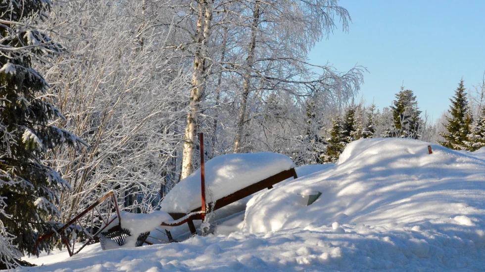 På tomten finns även en hel del metallskrot, som dock ligger dolt under snön vid den här tiden på året.