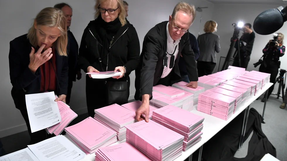 Journalister tar del av budgetpropositionen för 2020 på finansdepardementet i Stockholm.