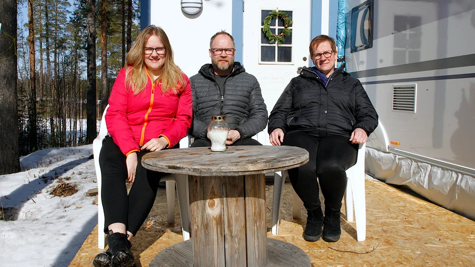 Husvagnen har Roger och Erika Carlberg haft på plats under två säsonger nu och de är otroligt nöjda över de åren. Nu hoppas de kunna utveckla det ytterligare med hjälp av dottern Sofie och vännerna.
