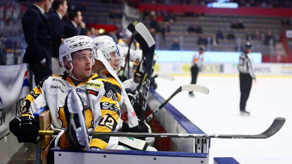 Adam Pettersson och Nisse Burström byter plats i kedjorna .