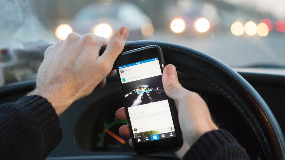 Att hålla telefonen i handen, för att surfa eller prata, är olagligt sedan 2018.