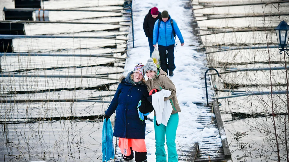 Matilde och Birgit Kokshoorn var glada efter premiärdoppet i Bureälvens iskalla vatten.