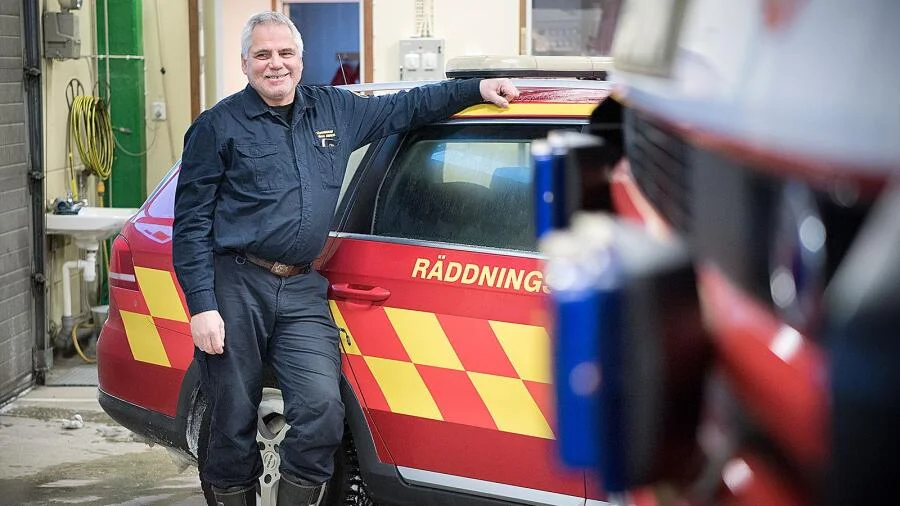 Trots att instruktionen var att invänta polis, eftersom det fanns en yxbeväpnad man på platsen, så gick räddningschefen Göran Josefsson in i det övertända huset och räddade en kvinna. Foto: Lars Eriksson