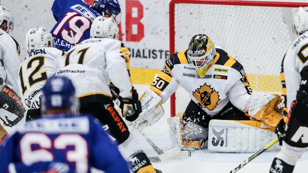 Snabb kontring från Oskarshamns Tyler Kelleher stoppas av Skellefteås målvakt Mantas Armalis under torsdagens ishockeymatch i SHL mellan IK Oskarshamn och Skellefteå AIK i Be-Ge Hockey Center. 